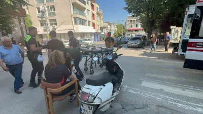 Bilecik’te otomobille çarpışan motosiklette yaralanan kadın yolcunun yardımına çevredeki esnaf