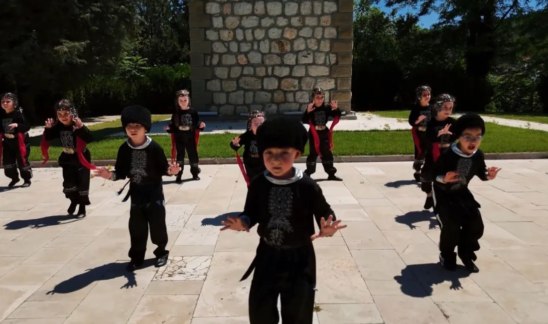 Bilecik’te bir anaokulu öğrencileri dünyaca ünlü ’Kartal Dansı’nı Kazak Türklerinin