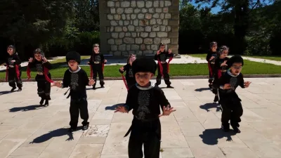Bilecik’te bir anaokulu öğrencileri dünyaca ünlü ’Kartal Dansı’nı Kazak Türklerinin