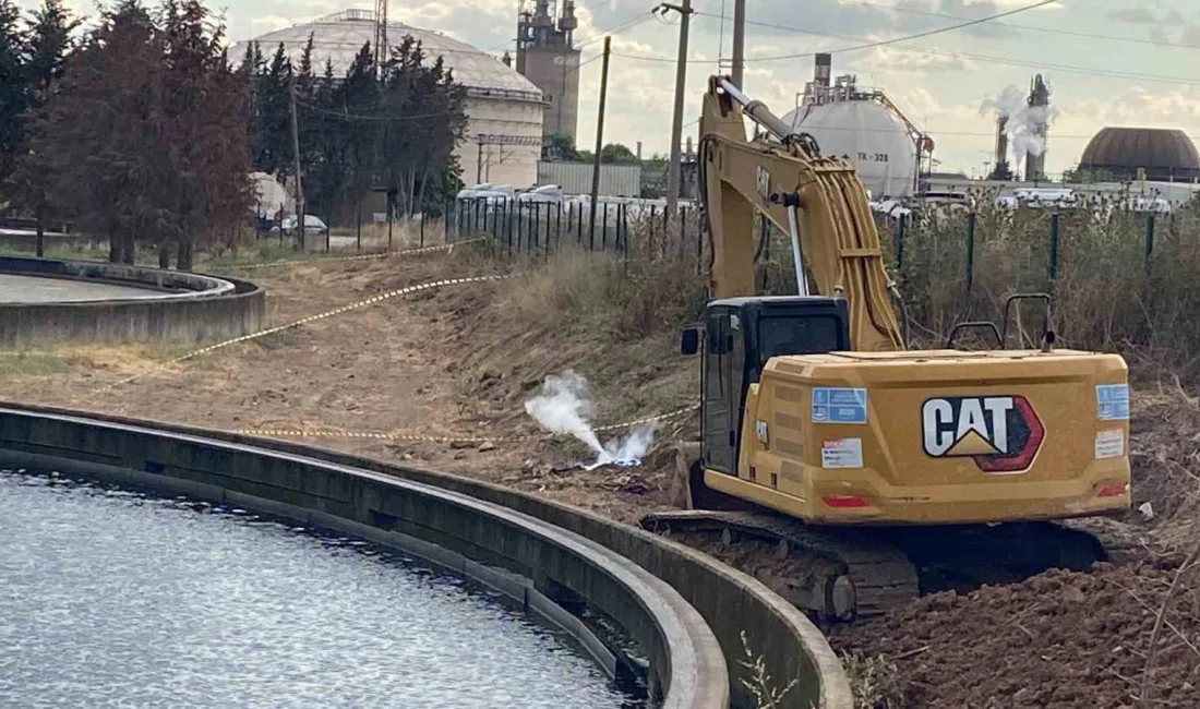 Kocaeli’nin Körfez ilçesinde su arıtma tesisinde çalışma yapan bir kepçe
