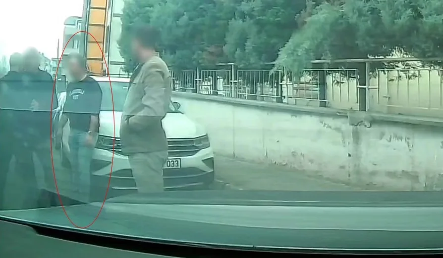 Kocaeli’nin Körfez ilçesinde iki ilkokul öğrencisi kız çocuğunu okul ve
