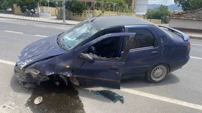 Bilecik’te seyir halindeyken kontrolden çıkan otomobil önce bir bahçe duvarına,