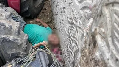 Kocaeli’de kontrolden çıkıp duvara çarpan traktörden savrulan sürücü, aracının altında