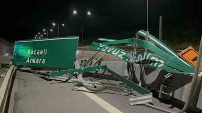 Kuzey Maramara Otoyolu’nda hafriyat kamyonun açılan damperi tabelaya çarptı. Dorse