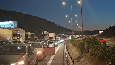 Kuzey Marmara Otoyolu Yavuz Sultan Selim Köprüsü yakınlarında kamyonun çaptığı