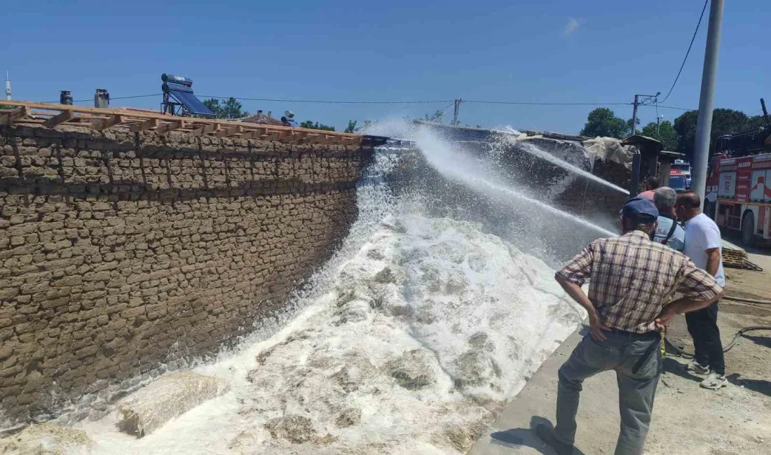 Balıkesir’in Manyas ilçesinde açık alanda çıkan saman balyası yangını, itfaiye