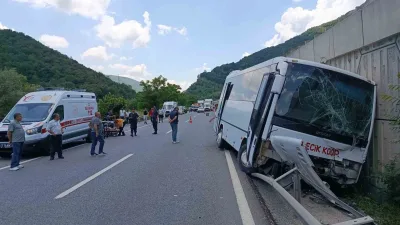 Bilecik’te seyir halindeki midibüs, aynı istikamette seyir halindeki tıra arkadan
