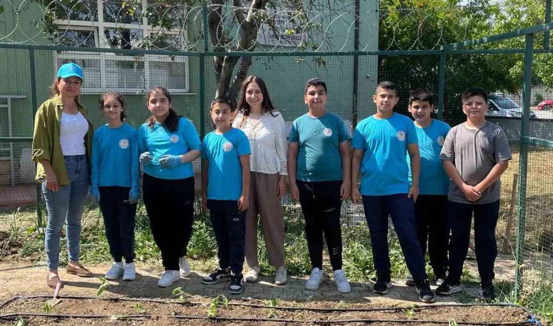 Nilüfer Belediyesi, Işıktepe Mahallesi’ndeki Rüveyde Dörtçelik İlkokulu’nun bahçesinde öğrencilerle birlikte