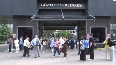 İstanbul’da Yükseköğretim Kurumları Sınavı (YKS) öncesinde okul önlerinde heyecanlı bekleyiş