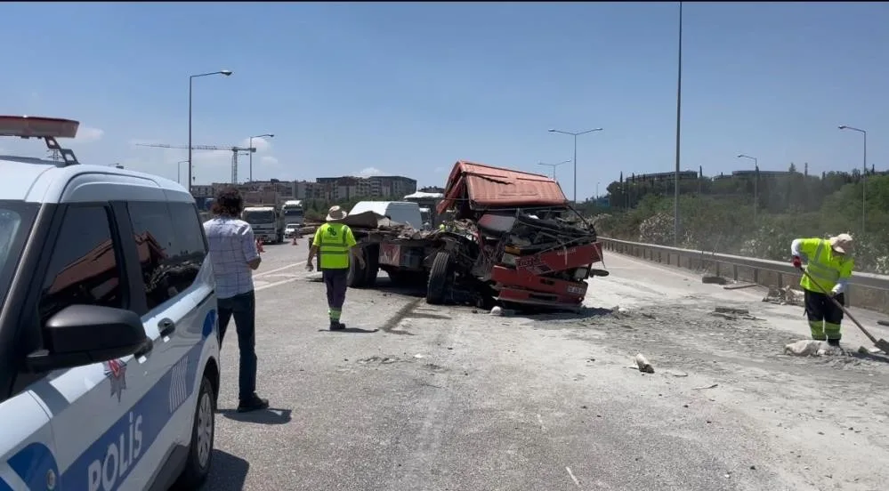 Bursa’da İstanbul-İzmir otoyolunda, emniyet şeridinde arızalanan araç ile tamir için