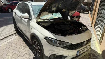 İstanbul Esenyurt’ta gece saatlerinde yüzleri maskeli 2 kişi, park halindeki