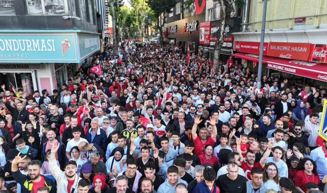 Pendik’te Sahil Meydanında belediye tarafından kurulan dev ekranlarda A Milli