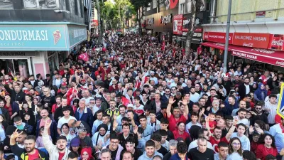 Pendik’te Sahil Meydanında belediye tarafından kurulan dev ekranlarda A Milli