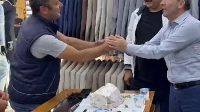 Pendik Belediye Başkanı Ahmet Cin’in esnaf ziyareti sırasında konuşan bir