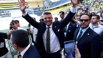 Fenerbahçe Başkanı Sadettin Saran, alkışlarla stattan ayrıldı. Fenerbahçe Spor Kulübü’nde