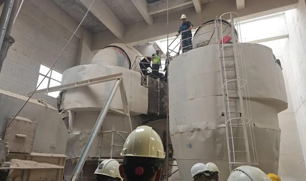 Bilecik’te çimento fabrikasında 3,5 metre yükseklikten kazana düşerek ağır yaralanan