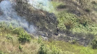 Kocaeli’nin Darıca ilçesinde otluk alanda çıkan yangın, itfaiye ekipleri ve