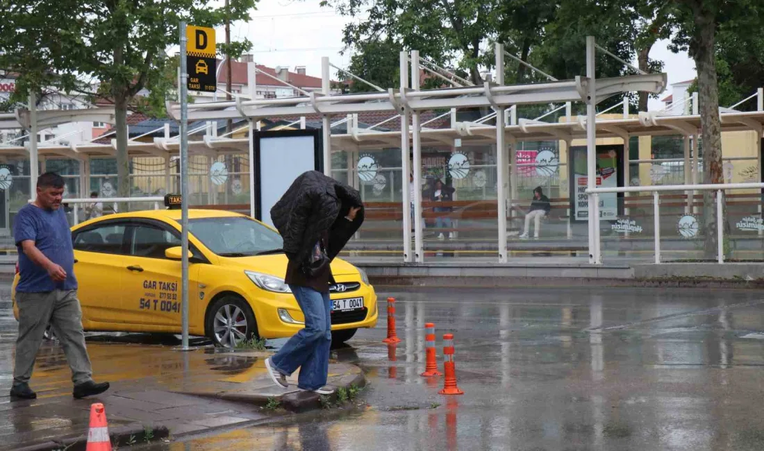 Sakarya’da kent genelinde etkisini gösteren sağanak yağış, günlük yaşamı olumsuz