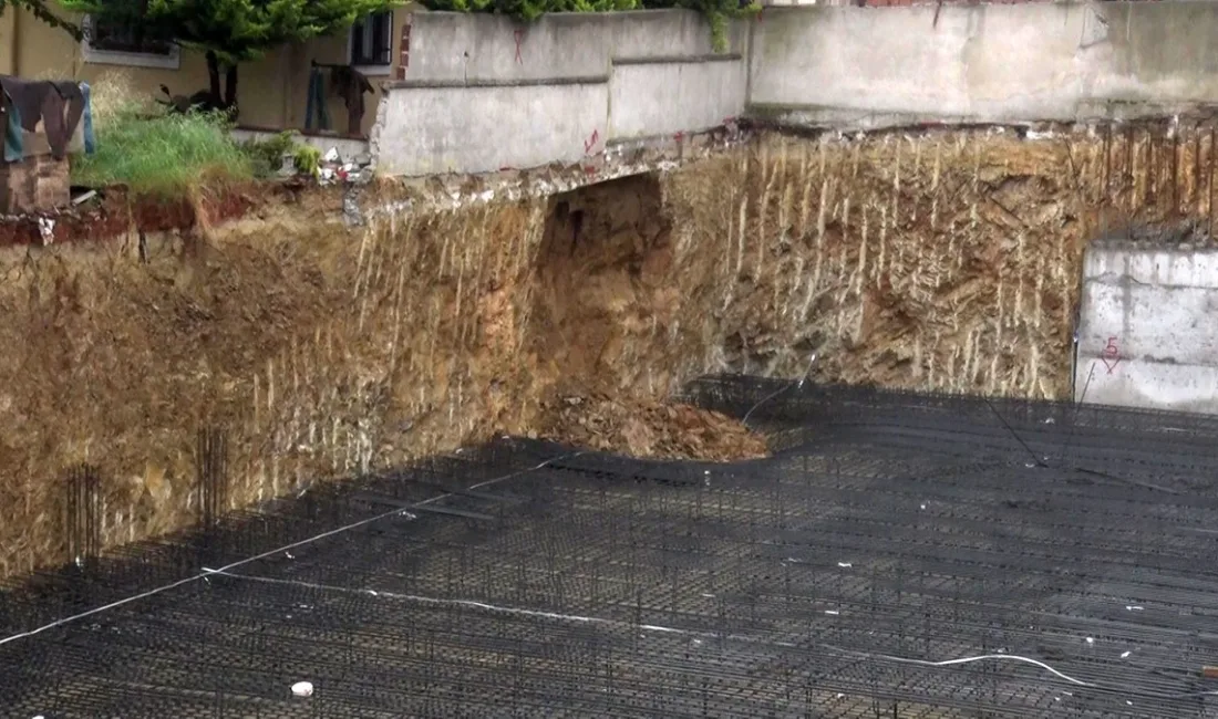 Sancaktepe’de etkili olan yağışların ardından bir inşaat alanının temel atma