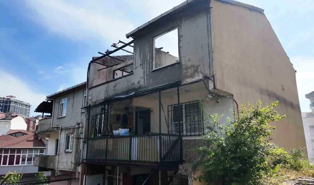 Sultanbeyli’de 3 katlı bir binanın çatısında çıkan yangın, yan binaya