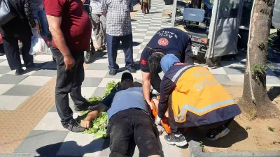Tekirdağ’ın Muratlı ilçesinde semt pazarı girişinde bir vatandaş, kaldırımda ayağının