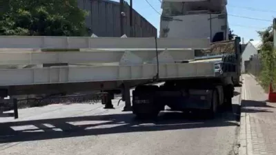 Kocaeli’nin Gebze ilçesinde tırın dorsesi ile bahçe duvarı arasında kalan