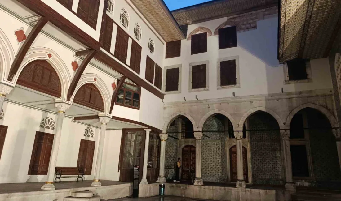 Topkapı Sarayı, gece ziyareti için kapılarını açtı. Saray manzarası ve