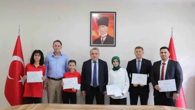Bilecik’in Bozüyük ilçesinde Türkiye derecesi elde eden öğrencilere başarı belgeleri