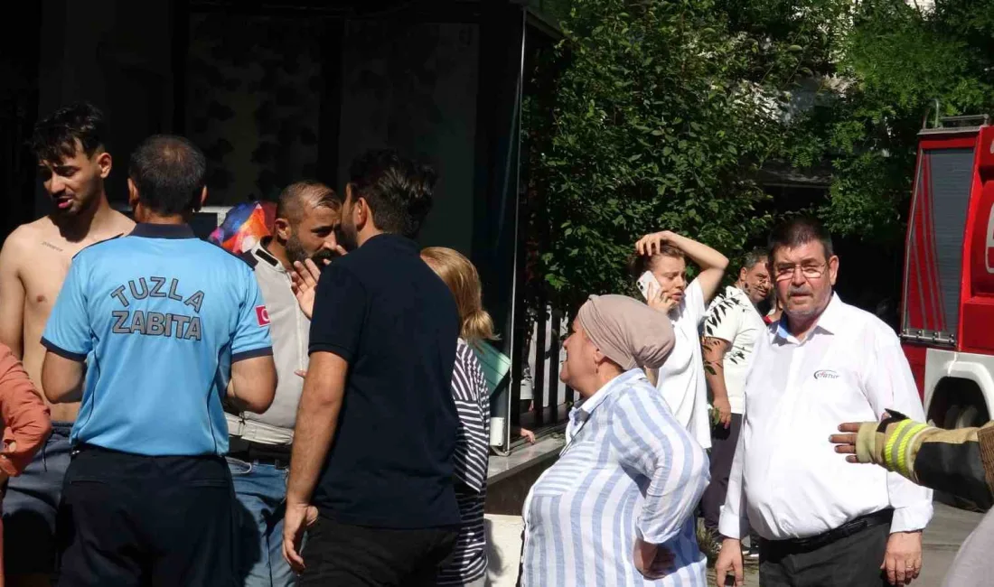 Tuzla’da 4 katlı bir binanın çatısında çıkan yangın, rüzgarın etkisiyle