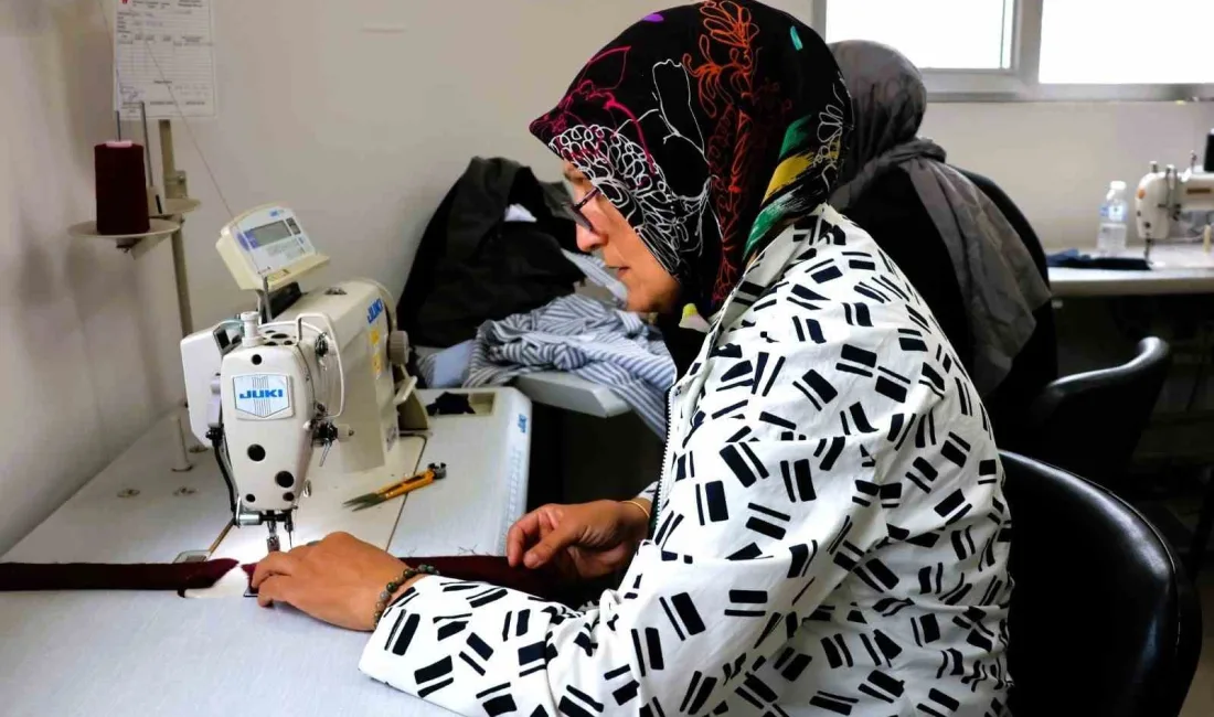 Akademi Ümraniye bünyesinde ücretsiz verilen drapaj eğitimi, moda tasarımına ilgi