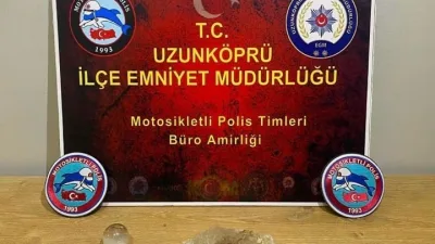 Edirne’nin Uzunköprü ilçesinde polis ekiplerinin şüphe üzerine durdurduğu araçta uyuşturucu
