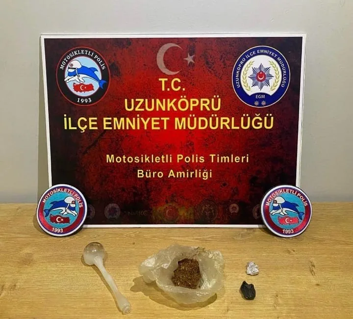 Edirne’nin Uzunköprü ilçesinde polis ekiplerinin şüphe üzerine durdurduğu araçta uyuşturucu