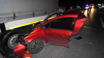 Edirne gişelerine yaklaşık 3 kilometre kala yol kenarında duran tıra