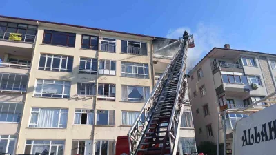 Kocaeli’nin Karamürsel ilçesinde 6 katlı apartmanın en üst katında çıkan