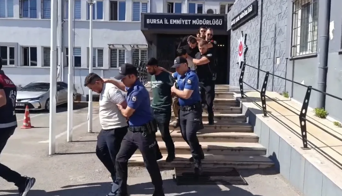 Bursa’da kendilerini polis olarak tanıtan organize dolandırıcılık şebekesi, yaşlı bir
