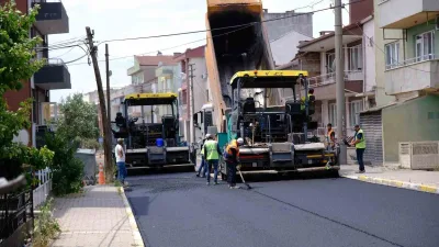 Altıeylül Belediyesi, ilçe genelinde başlattığı asfalt seferberliği kapsamında yol yenileme