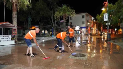 Balıkesir’in Ayvalık ilçesinde; Ayvalık Belediyesi Temizlik İşleri Müdürlüğü ekipleri, kent