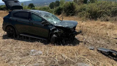 Çanakkale-Çan karayolu üzerinde otomobil tarlaya uçtu. Otomobilde bulunan 2 kişi