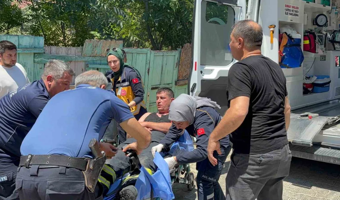 Bilecik’te metruk bir evin çatısında çıkan yangına müdahale ederken bir