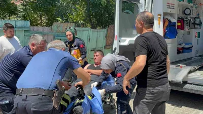 Bilecik’te metruk bir evin çatısında çıkan yangına müdahale ederken bir