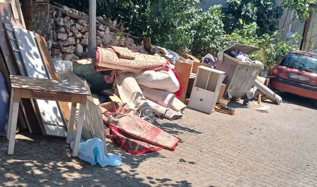 Bilecik merkez Cumhuriyet Mahallesi Muhtarı Cem Çevik, mahalle sakinlerinin çöp