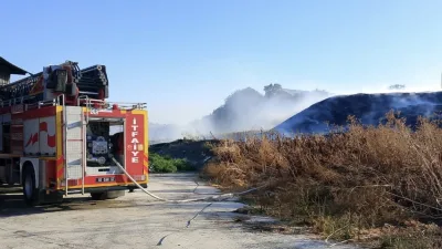 Balıkesir’in Susurluk ilçesinde otluk alanda meydana gelen yangın, itfaiye ekiplerinin