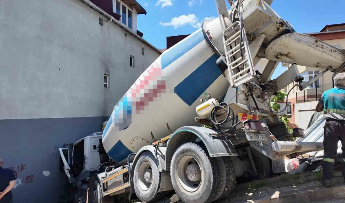 İstanbul’un Ümraniye ilçesinde yokuş aşağı seyir halinde bulunan beton mikseri,