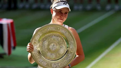Wimbledon tek kadınlar finalinde Linda Noskova, Karolina Muchova’yı yenerek, ilk