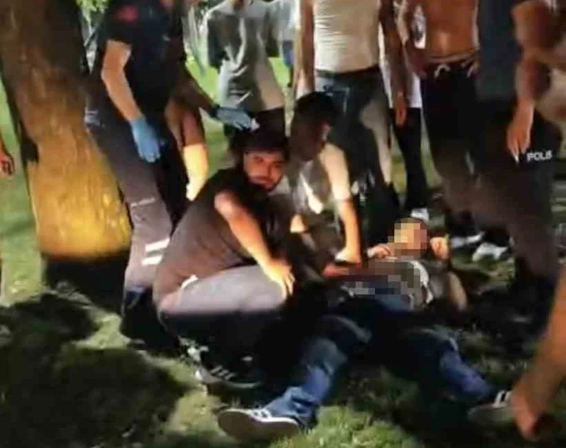 Bursa’da iddiaya göre parkta ‘Yan bakma’ meselesinden kavga çıktı. Çıkan