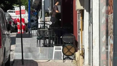 Bilecik’te yayalar işyerleri önüne konulan masa ve sandalyelerden kaldırımda yürüyemez