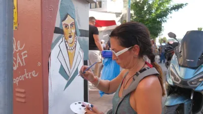 Ayvalık sokakları, genç sanatçıların dokunuşuyla adeta açık hava galerisine dönüştü.