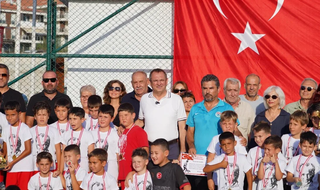 Geleneksel olarak her yıl Ayvalık Belediyesi ve Atatürkçü Düşünce Derneği