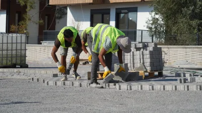 Ayvalık Belediyesi, kent genelinde ulaşım konforunu artırmak ve mahallelerin ihtiyaçlarına