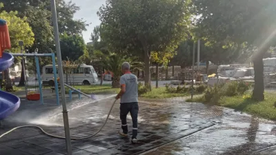 Burhaniye Belediyesi Temizlik İşleri Müdürlüğü ekipleri, ilçe genelinde sürdürdüğü çalışmalarla